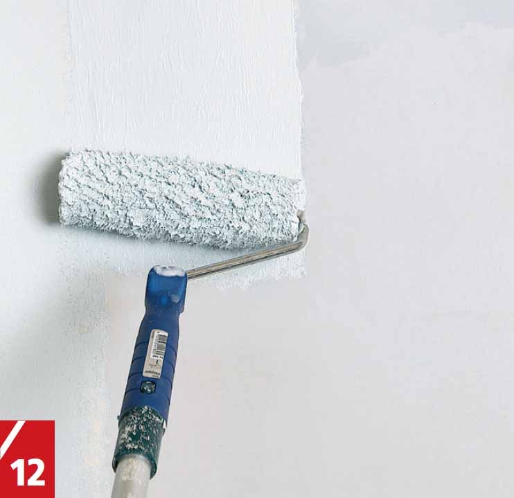 Pohjamaalin levittäminen maalaustapetin päälle