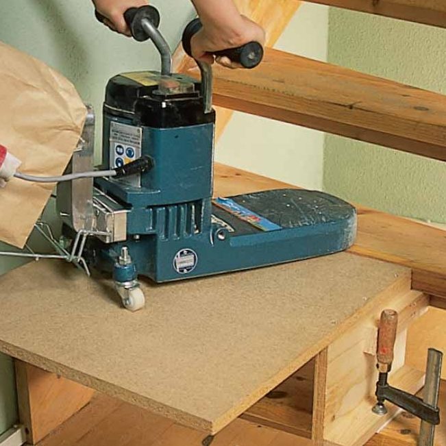 Portaiden maalaus: Tukilevyn ansiosta hiomakonetta on helppo ohjata