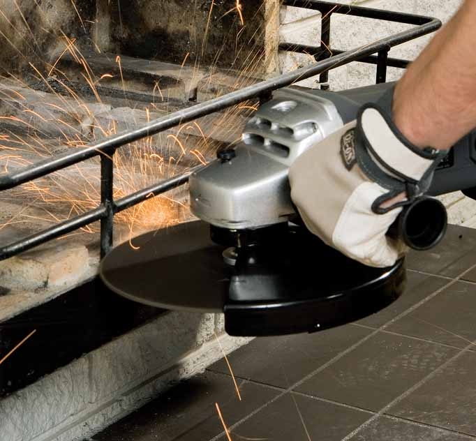 Takkasydän avotakkaan: Tulisijassa on vankka teräs-kehikko