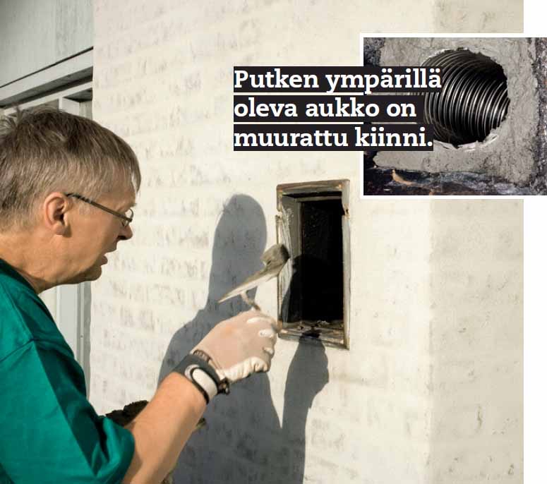Takkasydän avotakkaan: Fleksiputki on linjassa savupiipun aukon kanssa