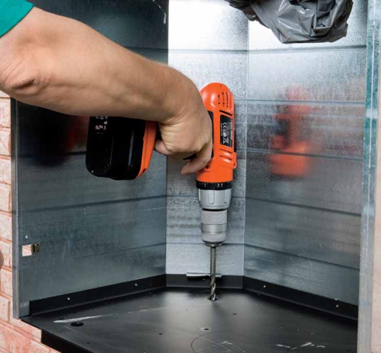 Takkasydän avotakkaan: Lämmönjohtumiskammio kiinni-tetään pohjakehykseen