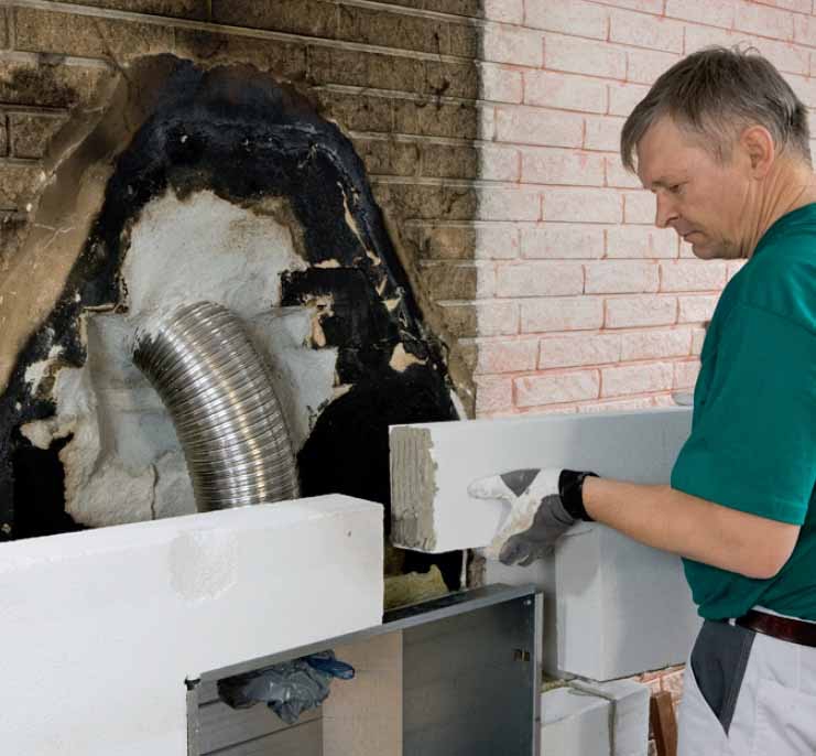 Takkasydän avotakkaan: Kaksi laattaa sahataan lämmön-johtumiskammioon sopivaan mittaan