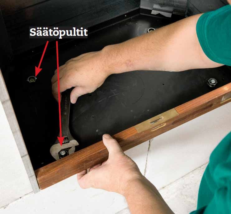 Takkasydän avotakkaan: Pultteja säädetään