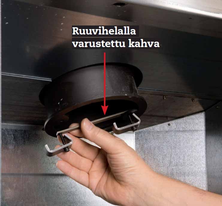 Takkasydän avotakkaan: Suukappaleeseen asennetaan ruuvihelallinen kahva