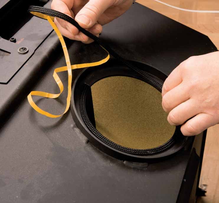 Takkasydän avotakkaan: Uunin suuaukko tiivistetään