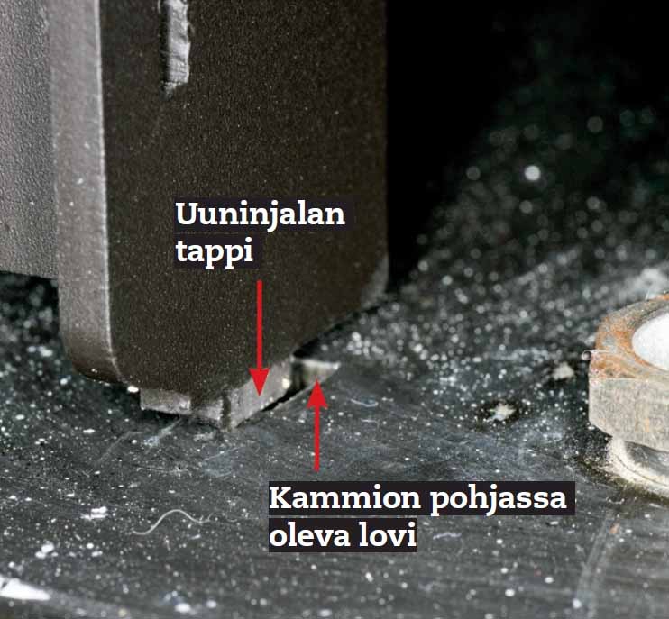 Takkasydän avotakkaan: Uunin ja lämmönjohtumis-kammion välissä ei ole paljon tilaa
