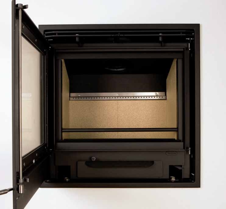 Takkasydän avotakkaan: Lopuksi savunkääntölevyt asetetaan paikoilleen uunin päälle