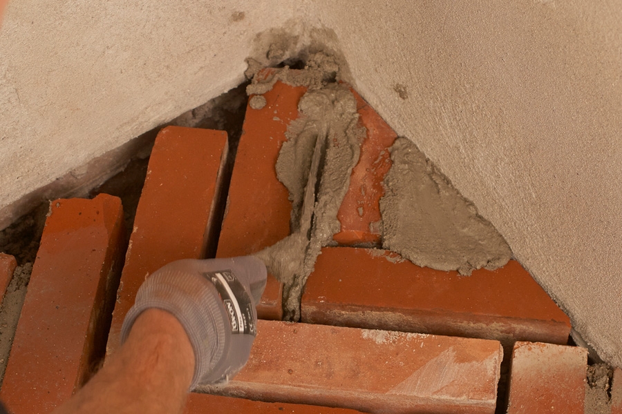 Nämä saumat täytettiin kapealla laastikauhalla.