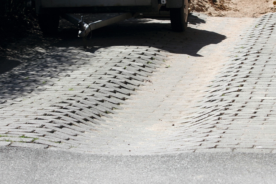 Pihakivet ovat vajonneet, koska niiden alle on jäänyt kevyttä multamaata.