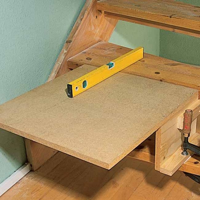 Male trapp: Støtteplata monteres med skrutvinger