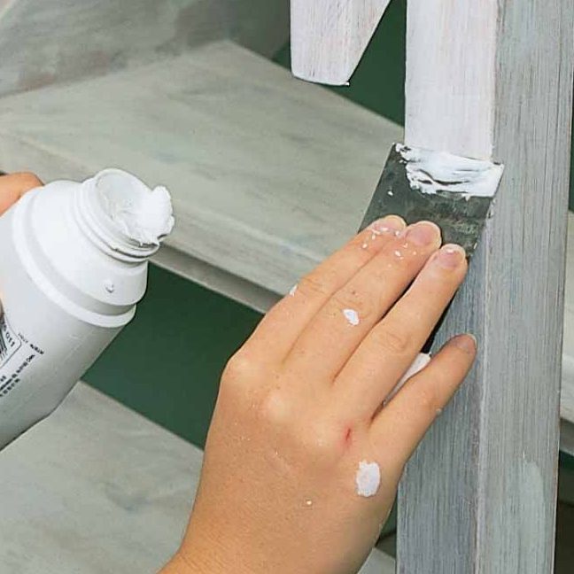 Male trapp: Når primeren er tørr, sparkles hull og ujevnheter