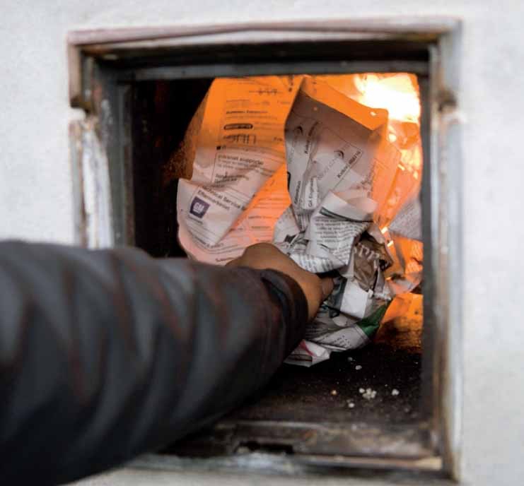 Montere peisinnsats: En feier, murmester eller kvalifi-sert forhandler av ildsteder