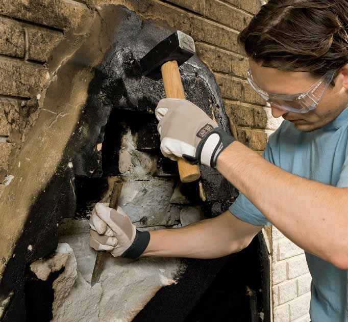 Montere peisinnsats: Den øverste delen av ildstedet er her laget av betong