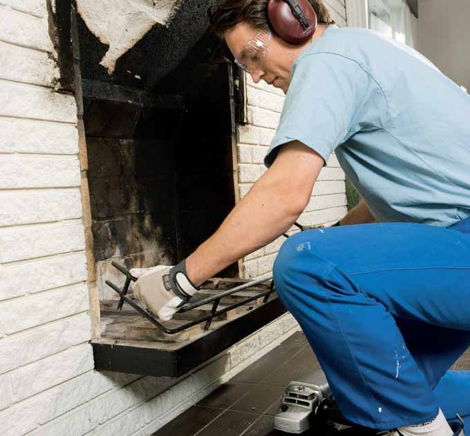 Montere peisinnsats: Stålramma fjernes, og bunn-ramma renses