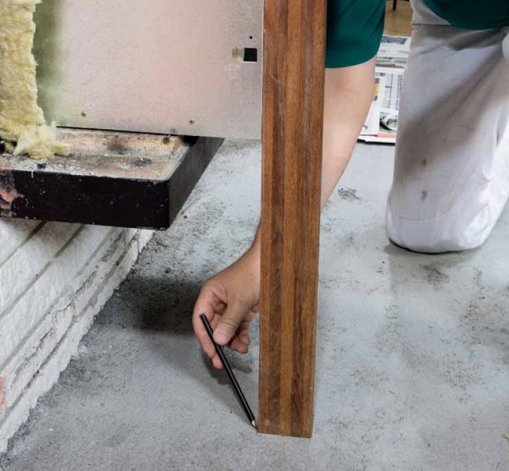 Montere peisinnsats: Plassér et vater langs forsiden av konveksjonskappa