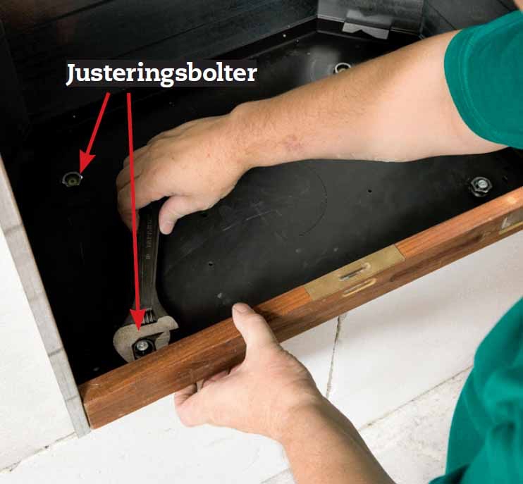 Montere peisinnsats: Justeringsbolten justeres