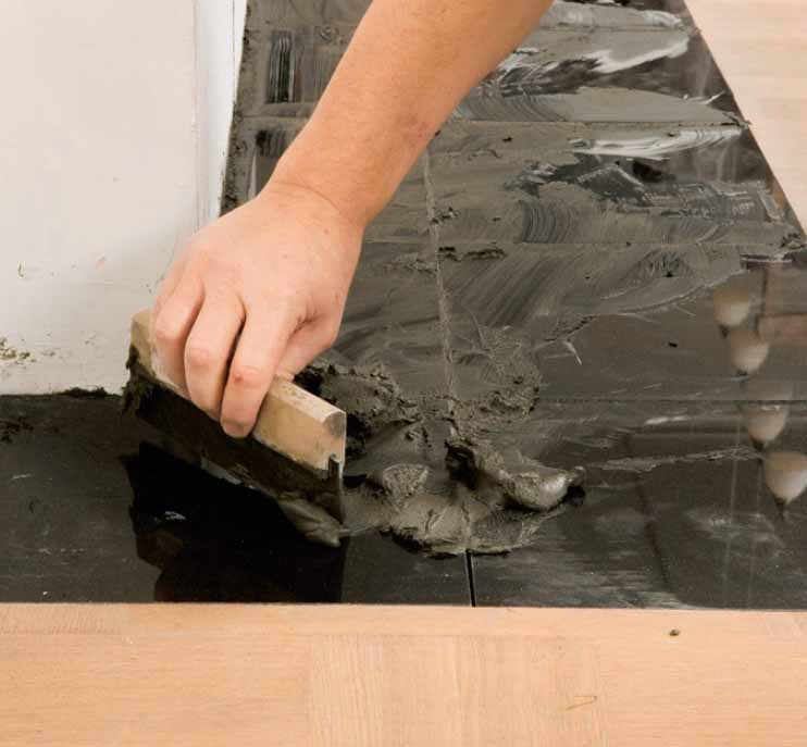 Montere peisinnsats: Flisgulvet fuges med svart klinker-fuge