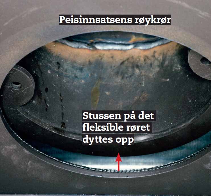Montere peisinnsats: Stussen på det fleksible røret skal være dyttet litt opp