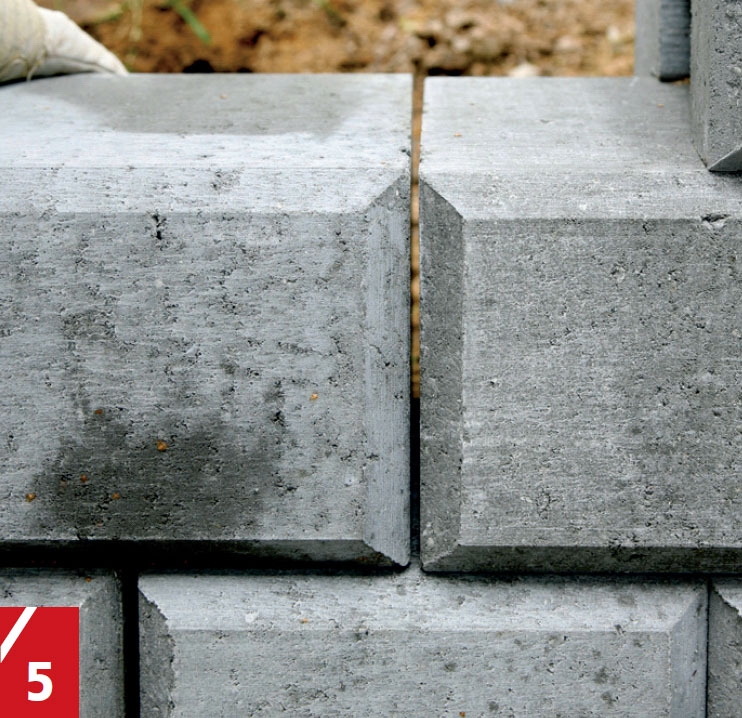 Byg en solid støttemur i haven