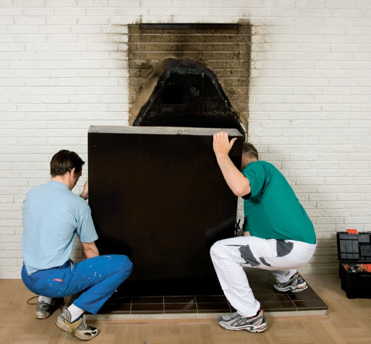 Pejseindsats: Den gamle pejs skilles ad