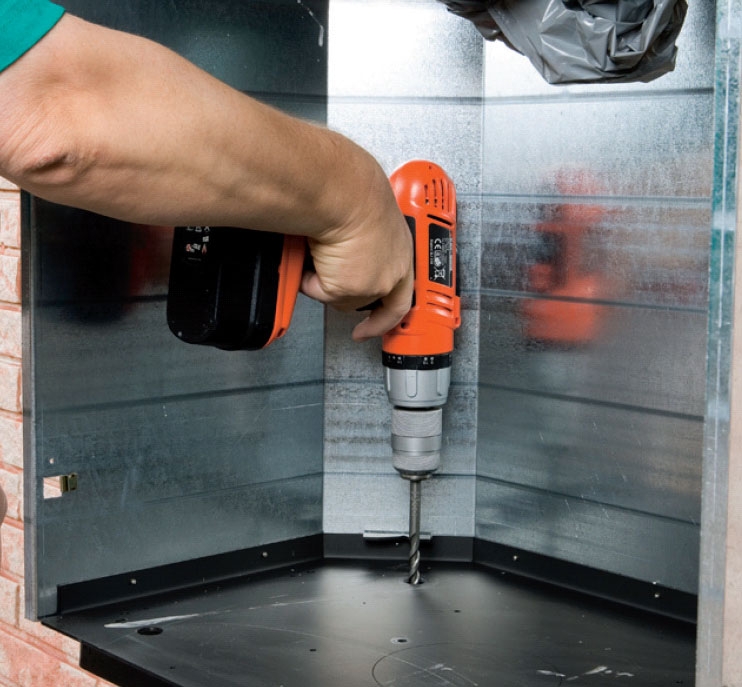 Pejseindsats montering: Konvektionskappen skal nu fastgøres til bundrammen