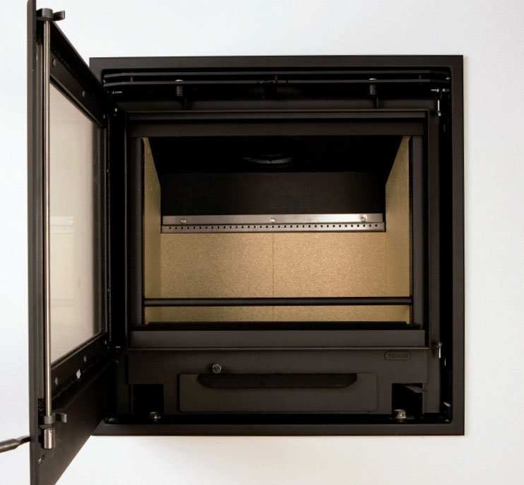 Pejseindsats: Til sidst sættes de to røgvender -plader i toppen af ovnen på plads