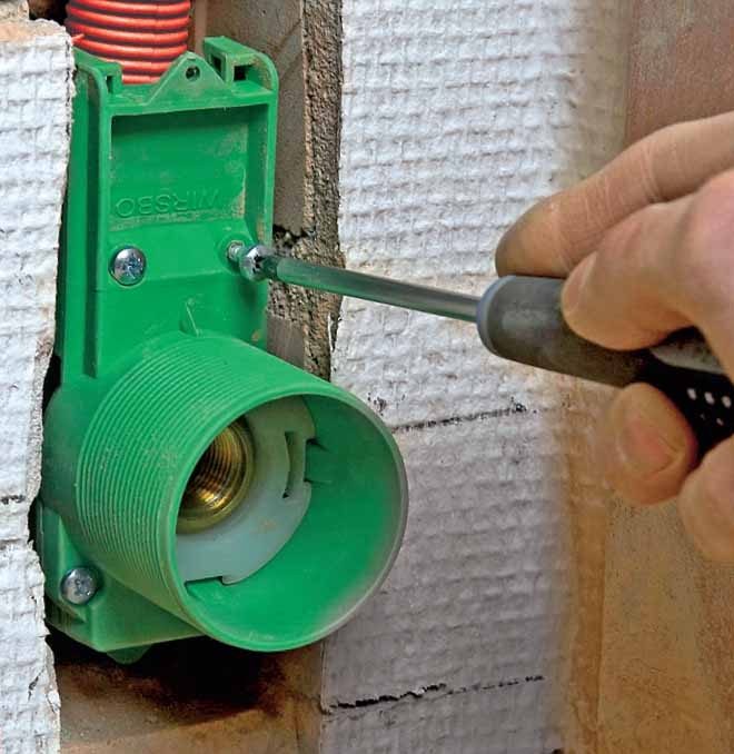 Gem varmerørene væk i væggen