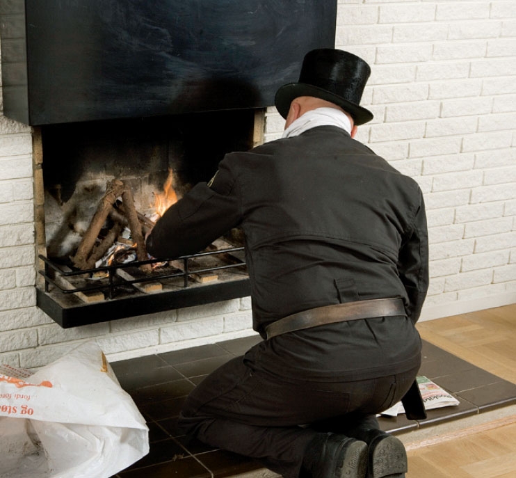 Braskassett: Han tänder eld i den öppna spisen för att undersöka draget