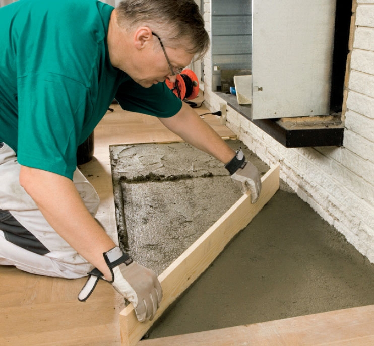 Braskassett: Hålet i parkettgolvet har sågats mycket noga