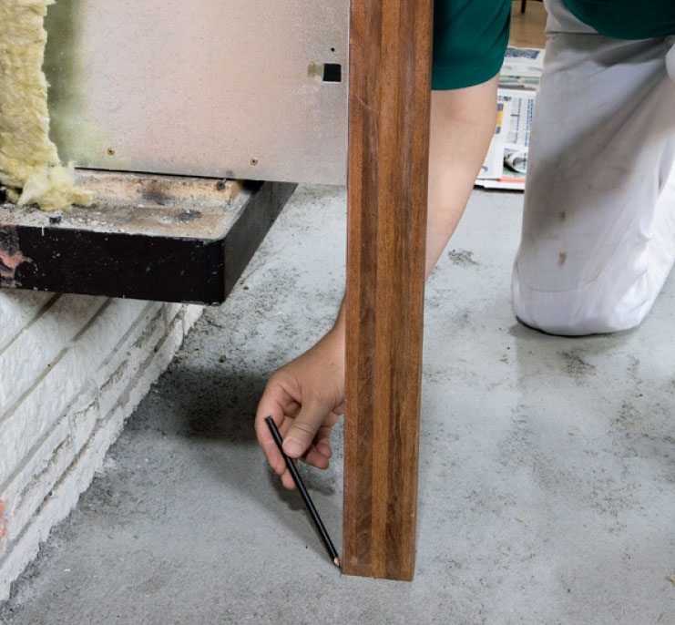 Braskassett: Ställ ett vattenpass längs framsidan på kåpan