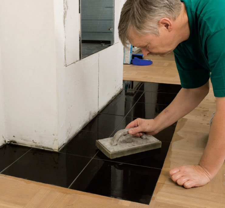 Braskassett: Överflödig fogmassa tas bort med fuktig svamp