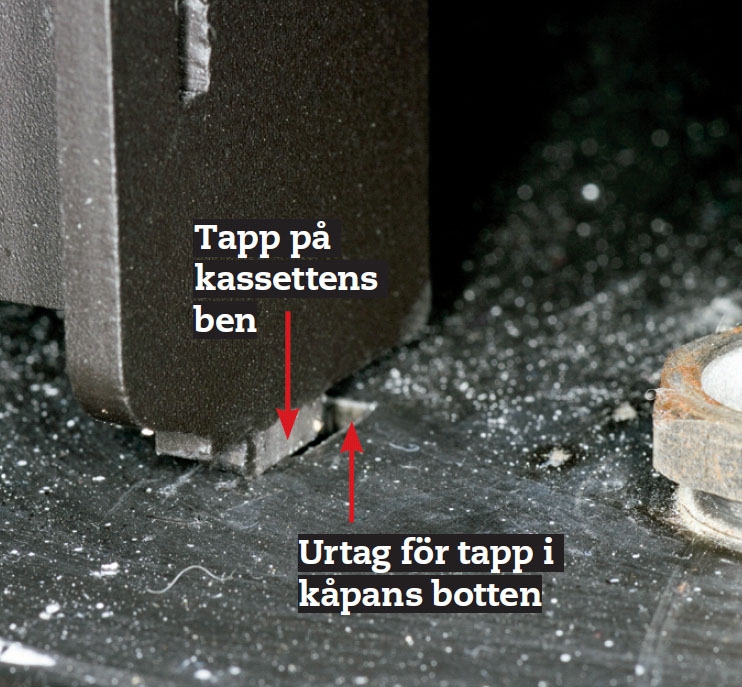 Braskassett: Det är trångt när kassetten lyfts på plats