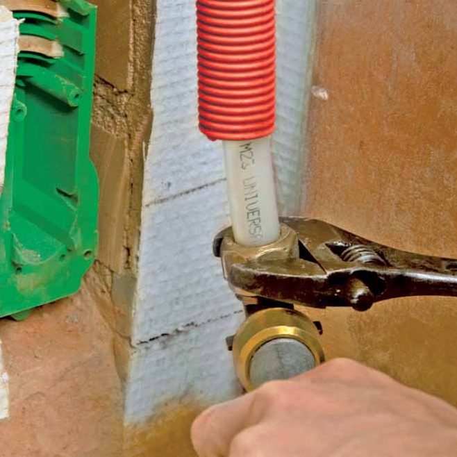 Göm de fula värmerören i väggen