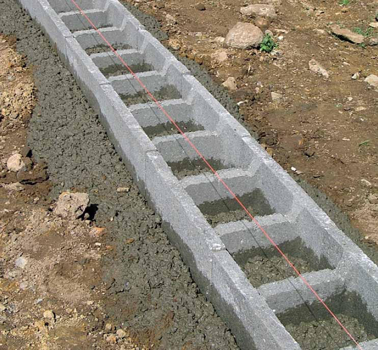 Gjuta platta garage: Inriktning och lod kontrolleras med vattenpass