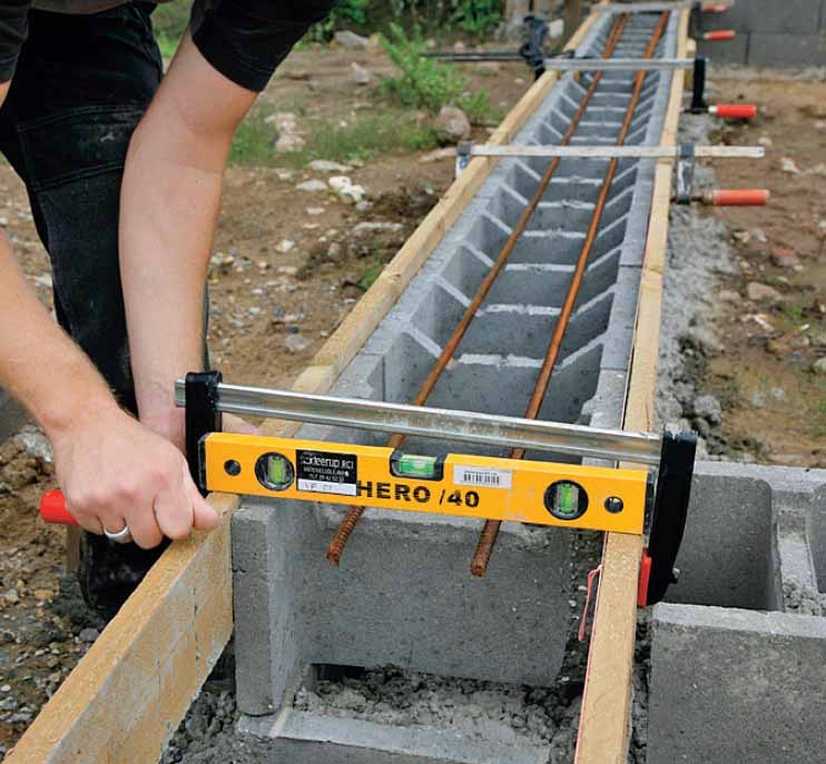 Gjuta platta garage: Nästa dag sätts det andra skiftet block