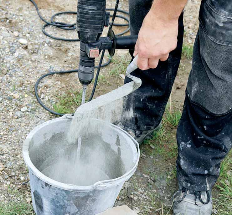Gjuta garageplatta: Blanda putsen med en omrörare på en kraftig borrmaskin