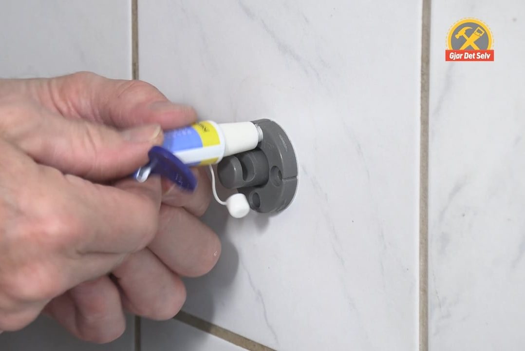Bruk monteringslim på badet