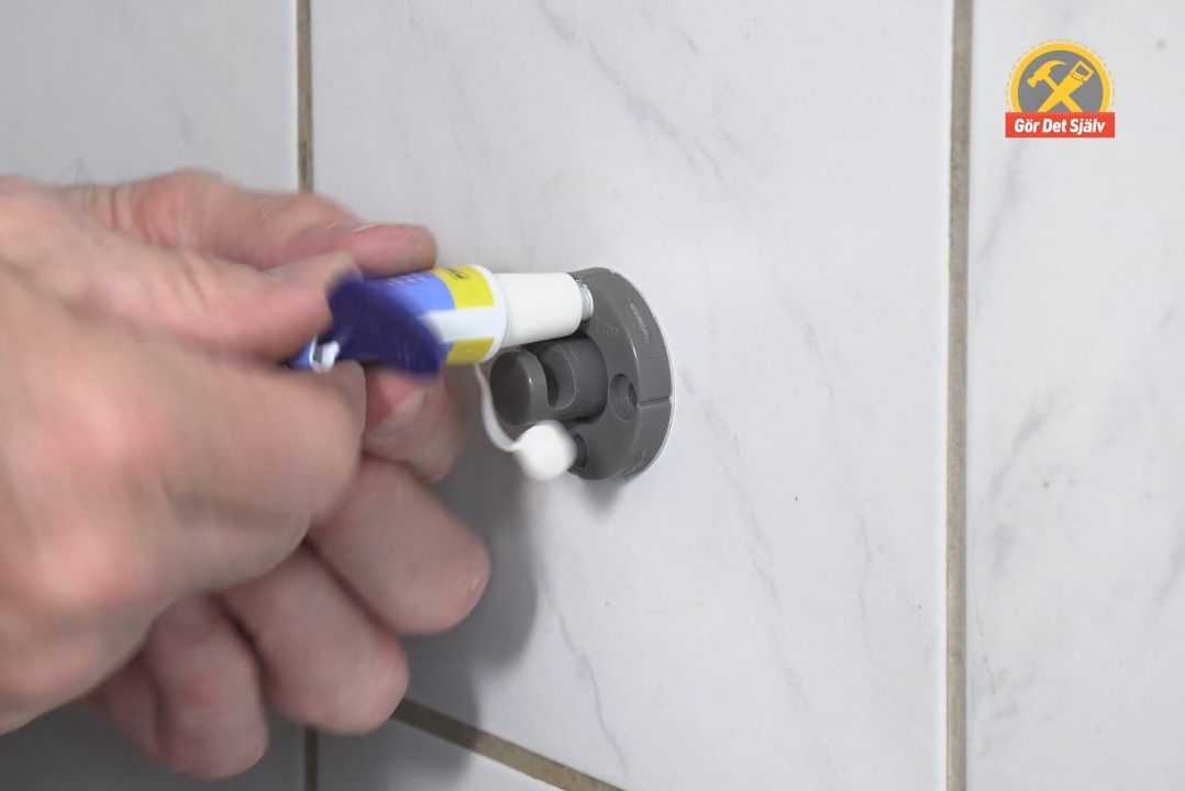 Använd monteringslim i badrummet