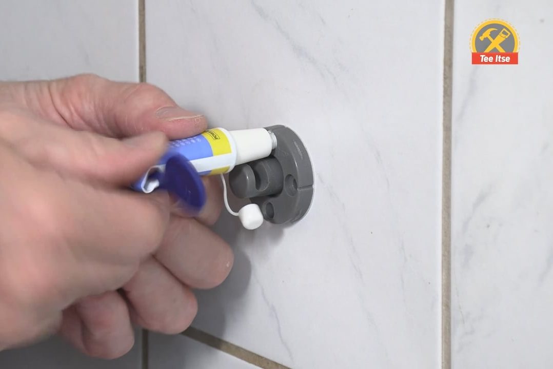 Käytä asennusliimaa kylpyhuoneessa