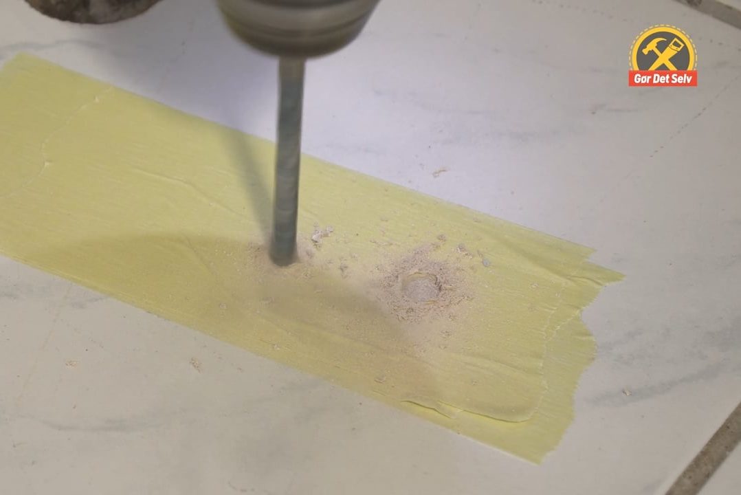 Bor huller i den ødelagte flise