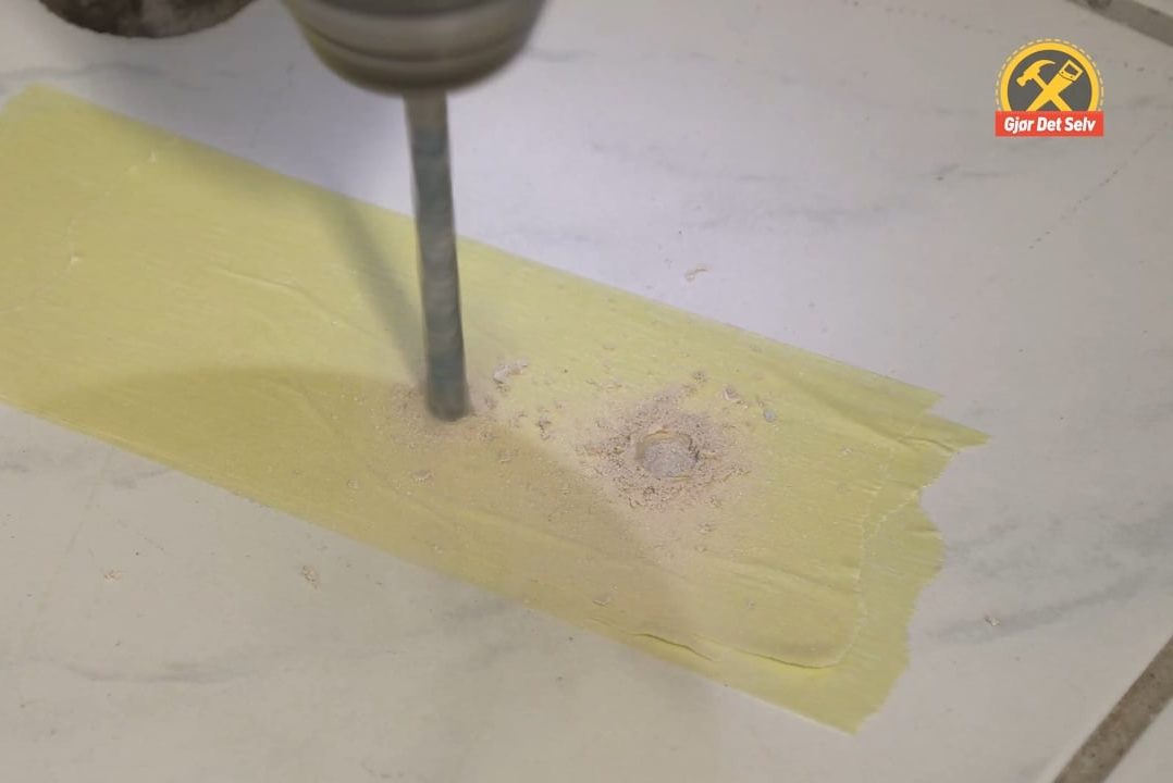 Bor hull i den ødelagte flisen