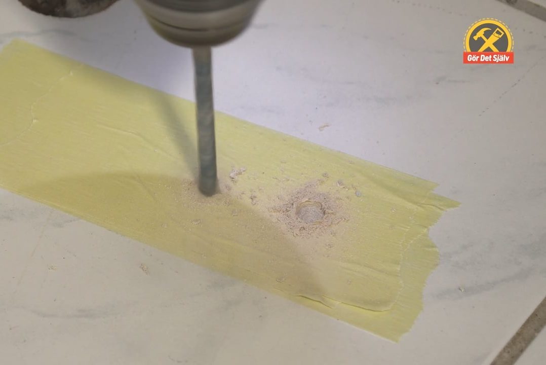 Borra hål i den förstörda plattan