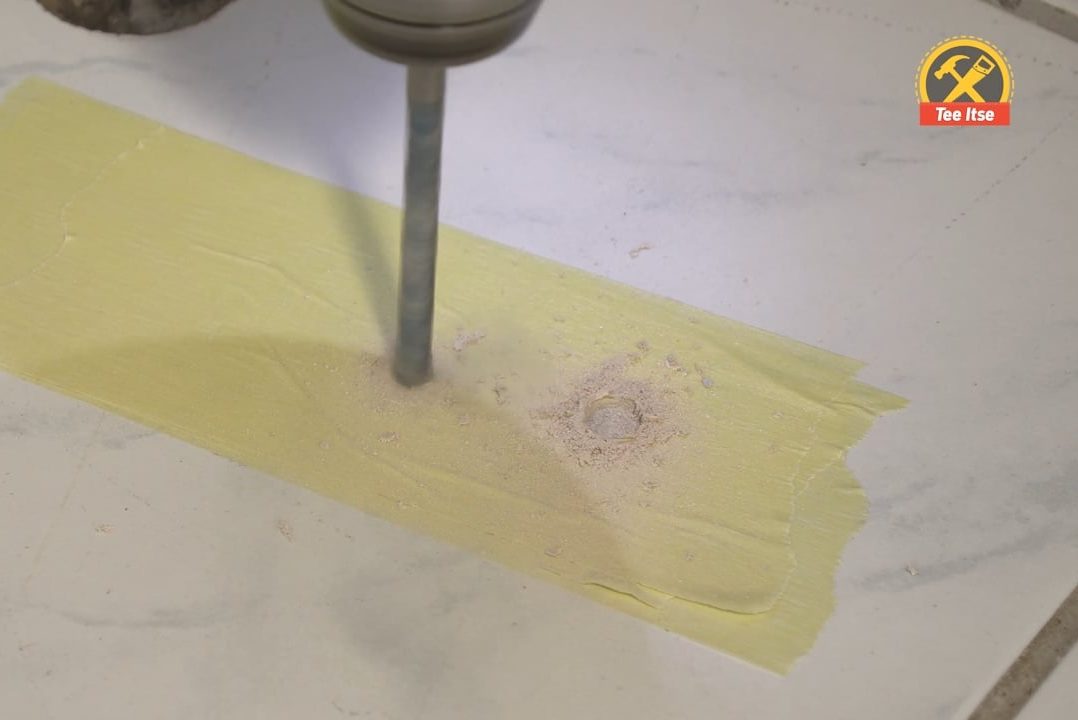 Poraa reikiä särkyneeseen laattaan