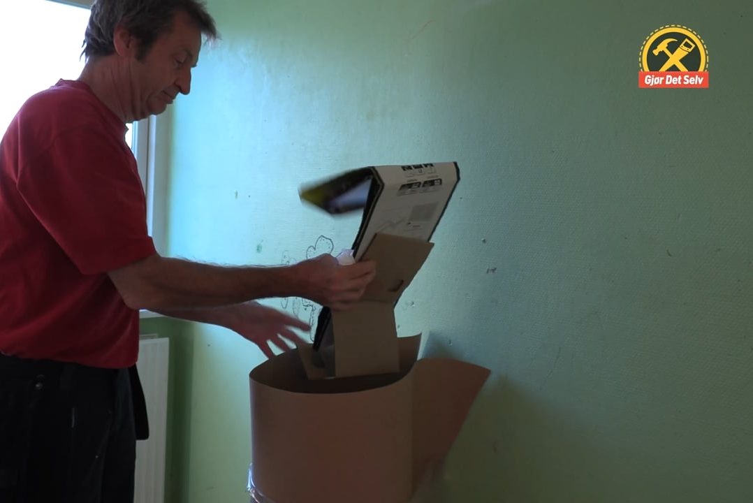 Gjør søppelsekken stabil med gulvpapp