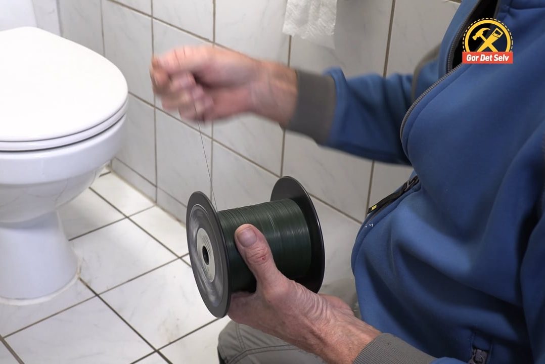 Brug fiskeline til det fastlimede toilet