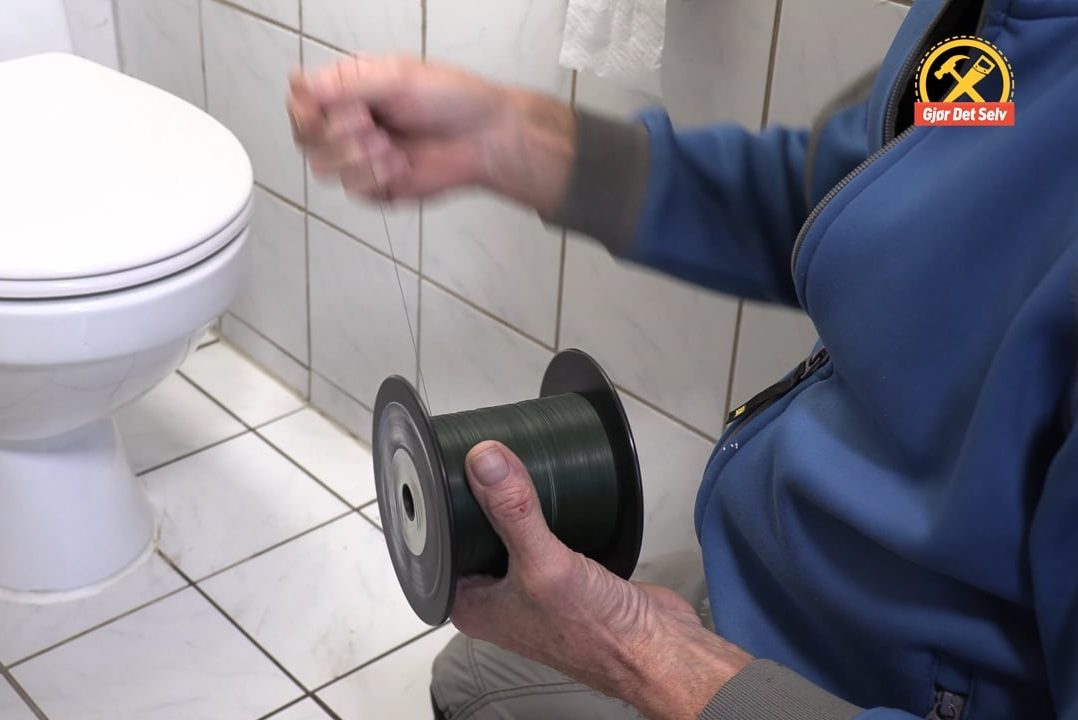 Bruk fiskeline til det fastlimte toalettet
