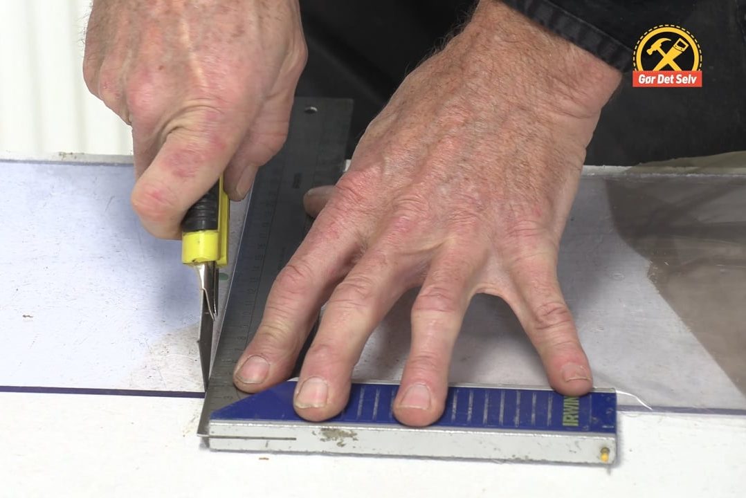 Skarp kant på akrylpladen