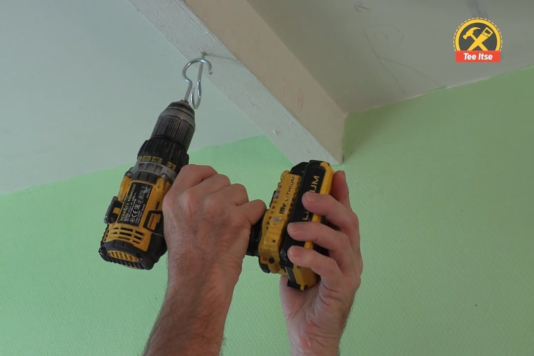 Väännä koukku kattoon ruuvinvääntimellä