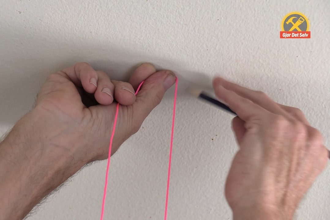 Finn midten av bordet med en loddsnor