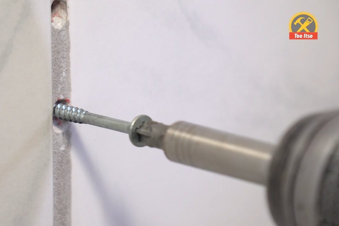 Lyö tulppa seinän sisään